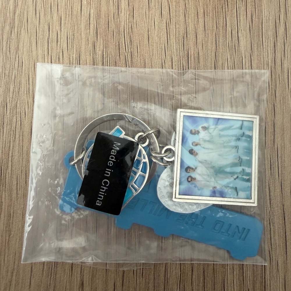 Backstreet Boys Sphere Residency Keychain & Bag - Picture 2 of 5